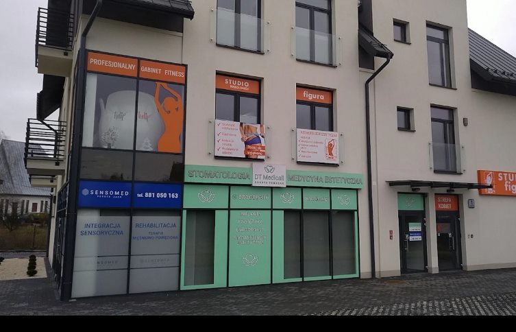 Wejście do Centrum DT Medicall przy ul. Grotta 1 w Busku-Zdroju